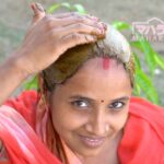 ヘナを塗るインド人女性