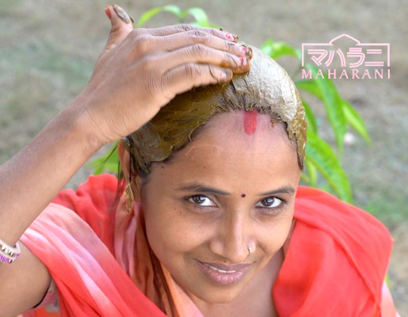 ヘナを塗るインド人女性