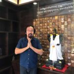 アーユルヴェーダの神様の前で