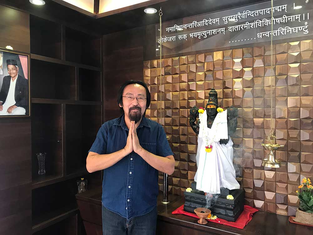 アーユルヴェーダの神様の前で