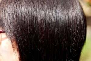 黒髪にヘナカラーが入る