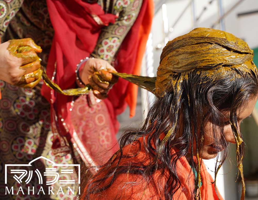 ヘナの産地の女性たちのヘナの塗り方